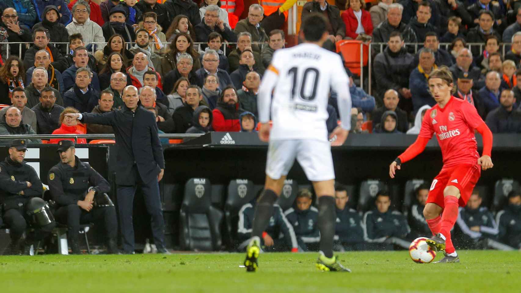 Modric, con el balón controlado frente a un rival