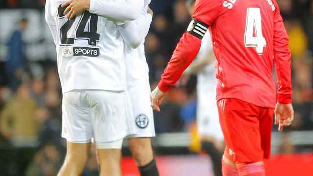 Garay y Parejo celebran la victoria del Valencia ante el Madrid