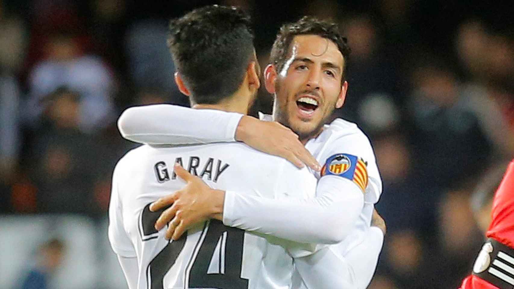 Garay y Parejo celebran la victoria del Valencia ante el Madrid