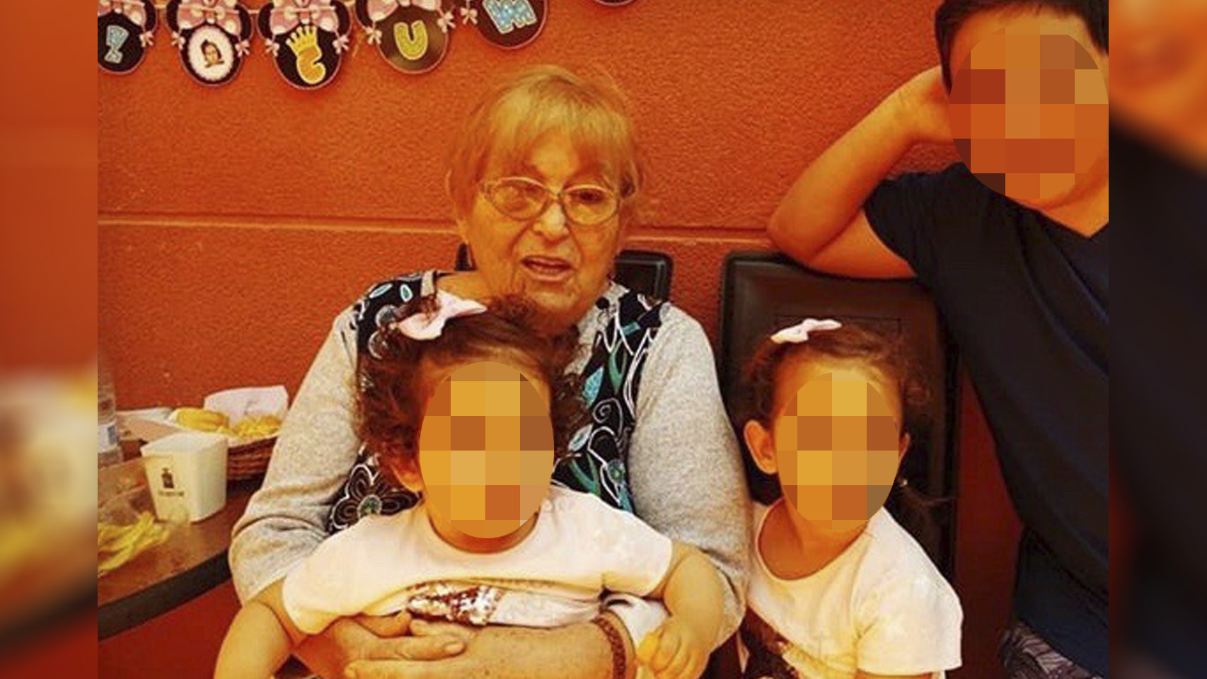 En la imagen, Lola, junto a sus dos nietas antes de fallecer en la sala de espera del hospital.