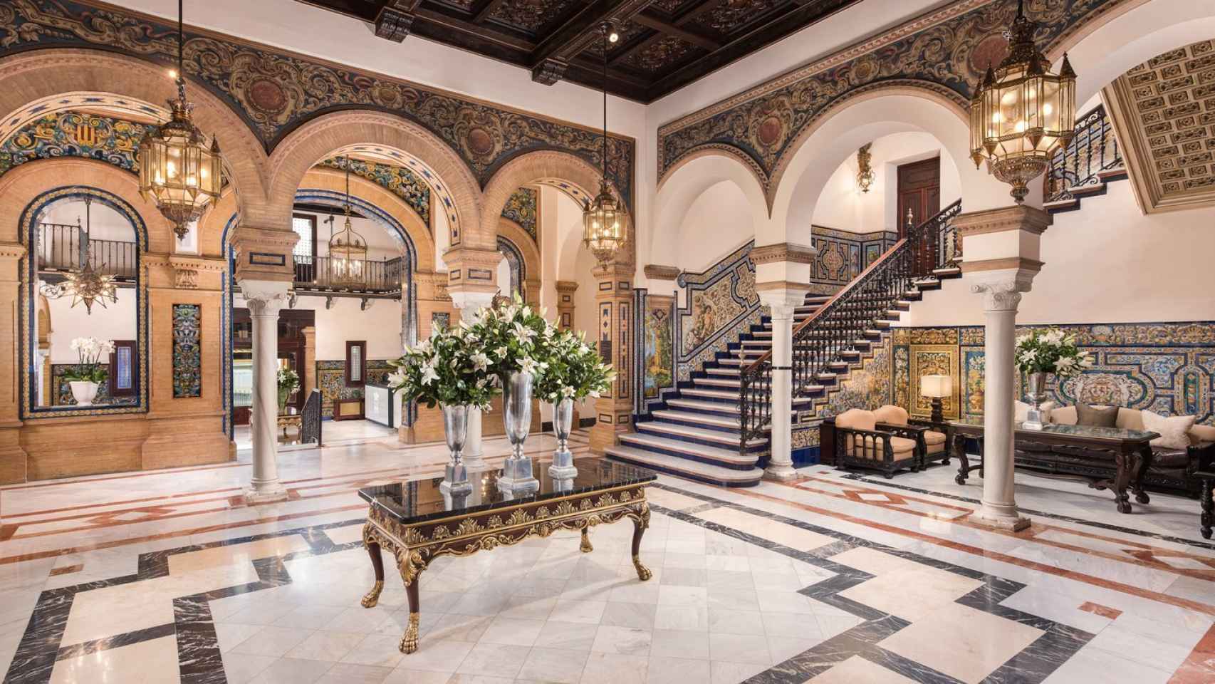 El 'lobby' del hotel está decorado con mosaicos mozárabes.