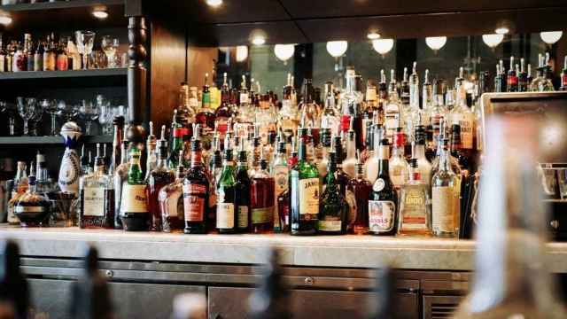 Mostrador de bebidas alcohólicas en la barra de un bar.