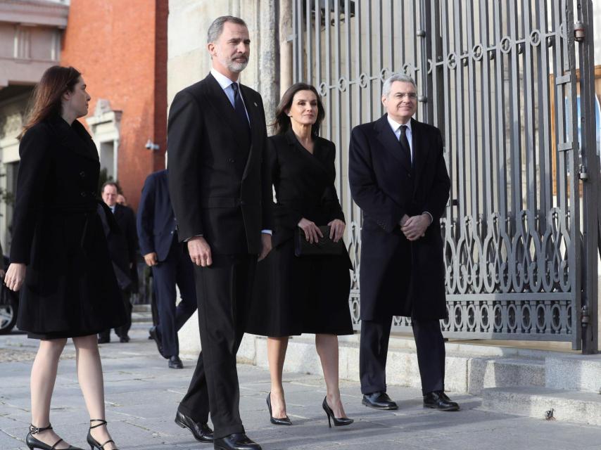 Los reyes Felipe y Letizia con atuendo sobrio junto a Carmen y José Pérez-Llorca, hijos del fallecido.