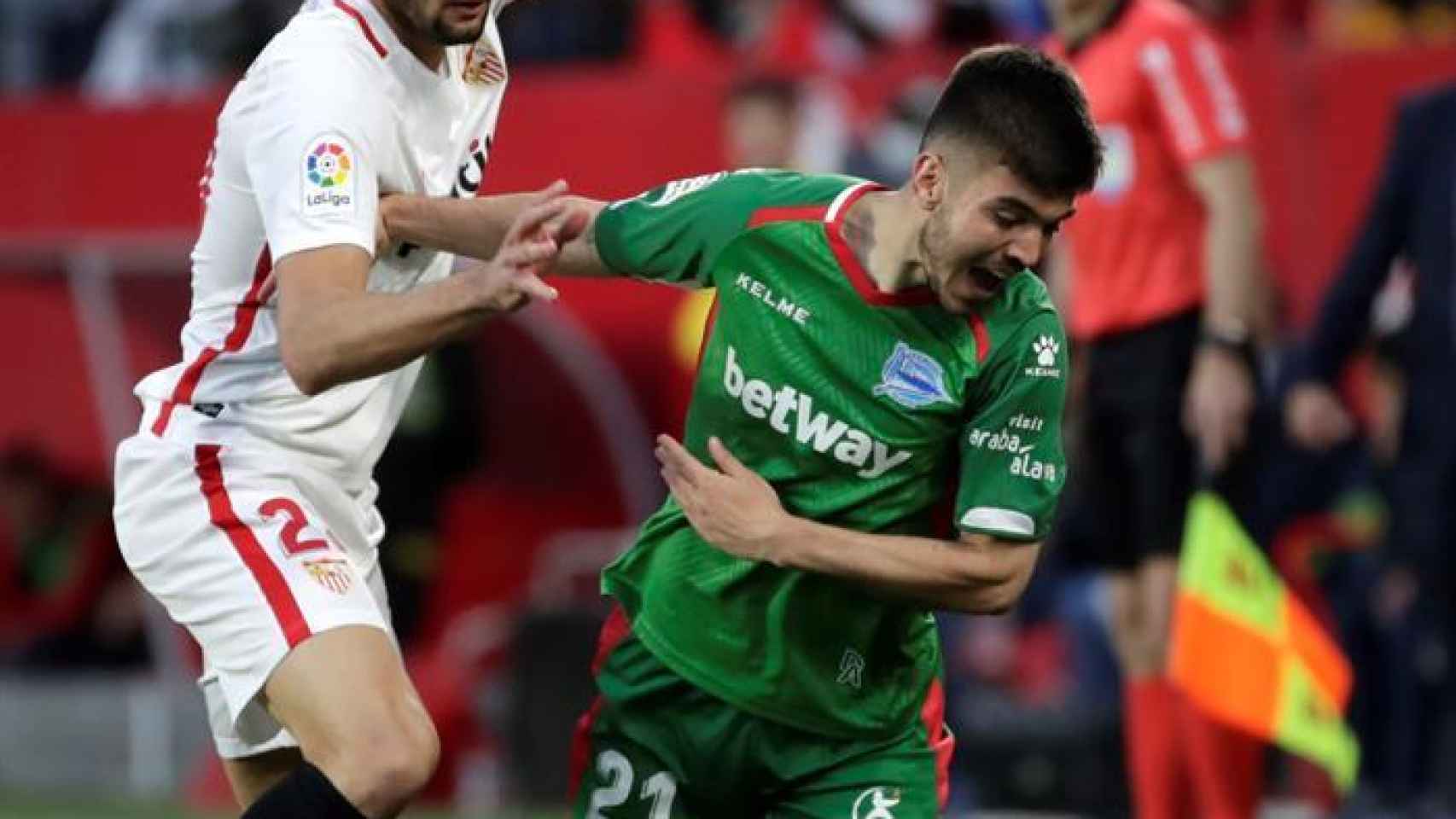 Franco Vázquez intenta recuperar un balón ante el Alavés