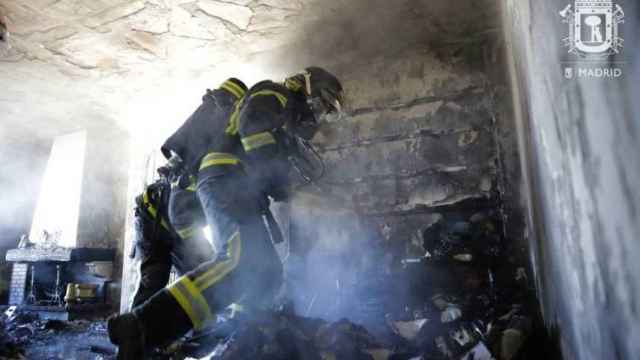 Los bomberos sofocan el incendio de la casa del poeta