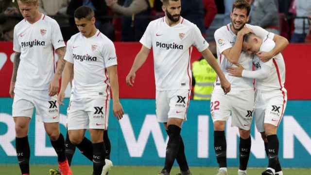 Los jugadores del Sevilla celebran el gol de Roque Mesa ante el Alavés
