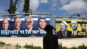 Carteles electorales de la alianza 'Azul y Blanco' y el partido Likud en Jerusalén.