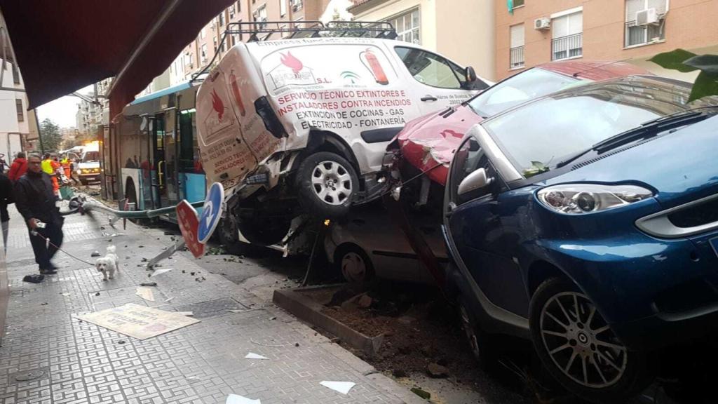 Los coches amontonados tras ser impactados por el autobús.