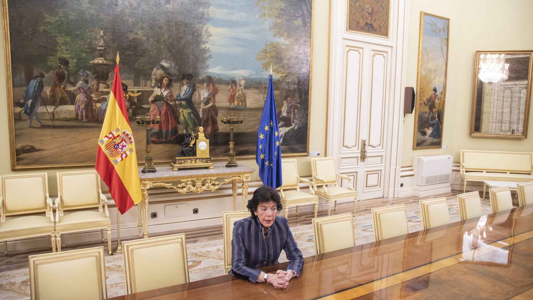 La ministra, en el imponente Salón Goya del Ministerio, donde cuelgan cuadros de la escuela del autor.
