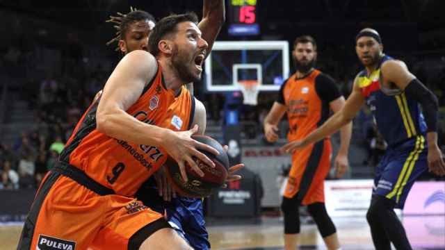 Sam Van Rossom intenta entra a canasta ante la defensa de Andrew Albicy durante el Morabanc Andorra - Valencia Basket de la Liga ACB