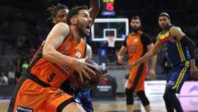 Sam Van Rossom intenta entra a canasta ante la defensa de Andrew Albicy durante el Morabanc Andorra - Valencia Basket de la Liga ACB