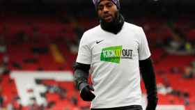 Danny Rose durante un calentamiento con una camiseta contra la discriminación y el racismo