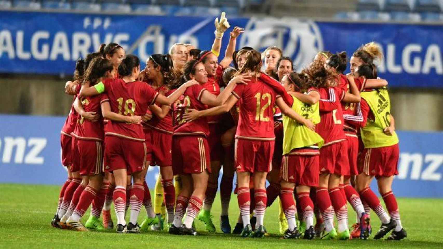 La selección española femenina celebrando un gol. Foto: Twitter (@teledeporte)