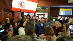 Santiago Abascal recibido en un bar de Tarancón (Cuenca).