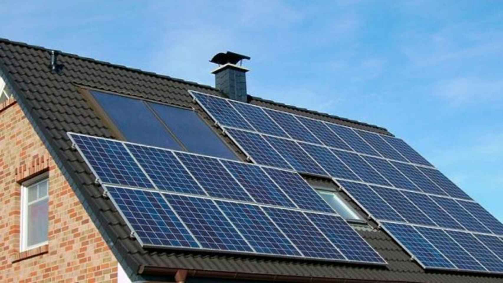 Placas fotovoltaicas instaladas en un hogar, en una imagen de archivo.