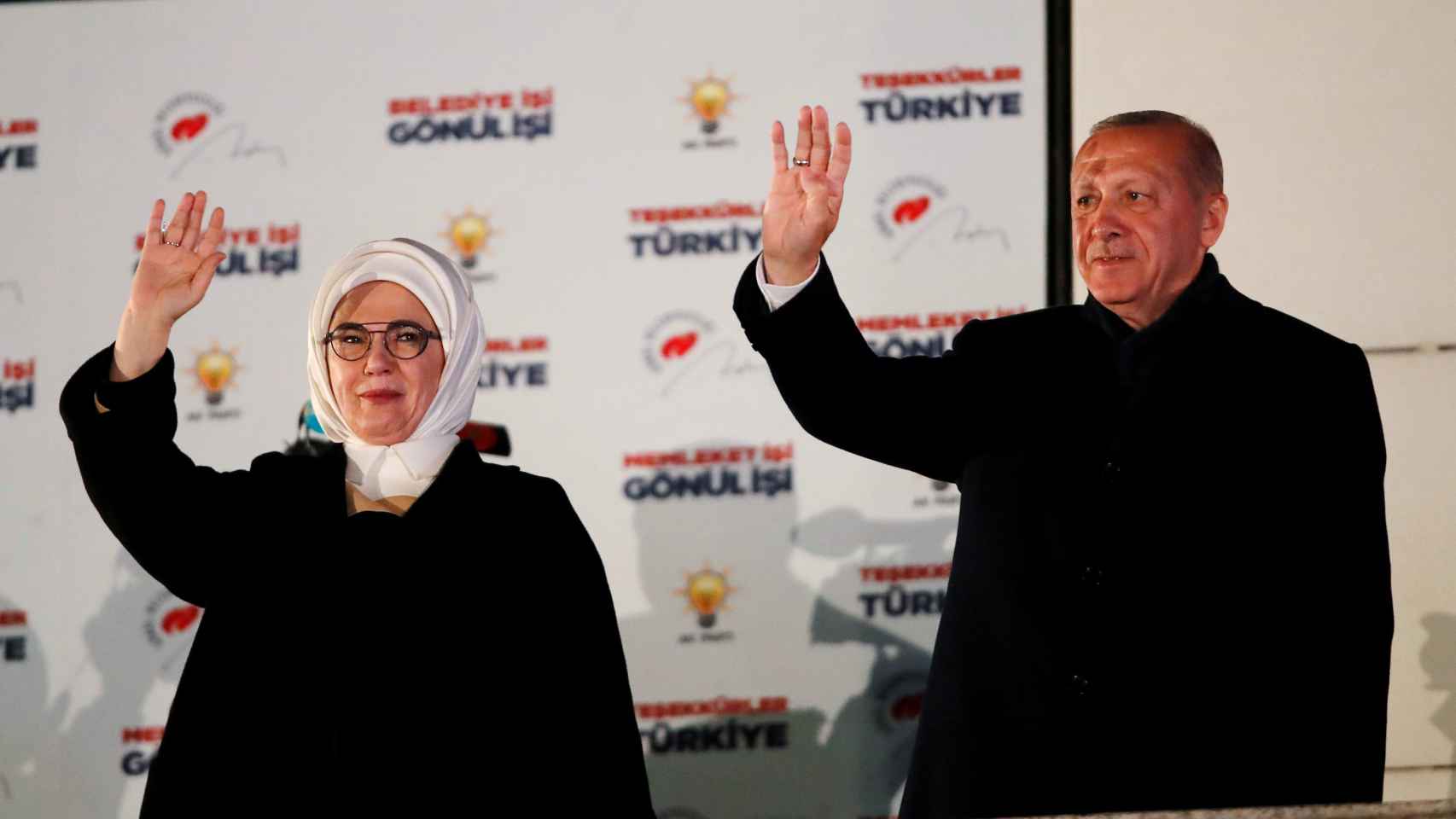 El presidente turco Erdogan junto a su mujer.