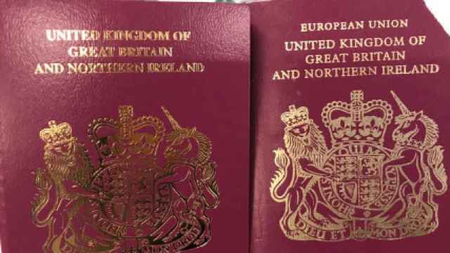 Comparación entre el nuevo (i) y viejo (d) diseño del pasaporte británico.
