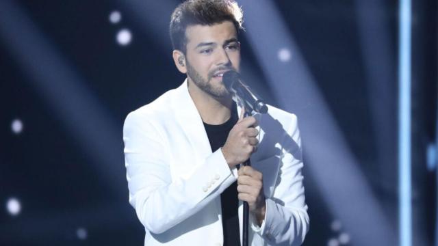 Agoney interpretando 'Quédate conmigo'