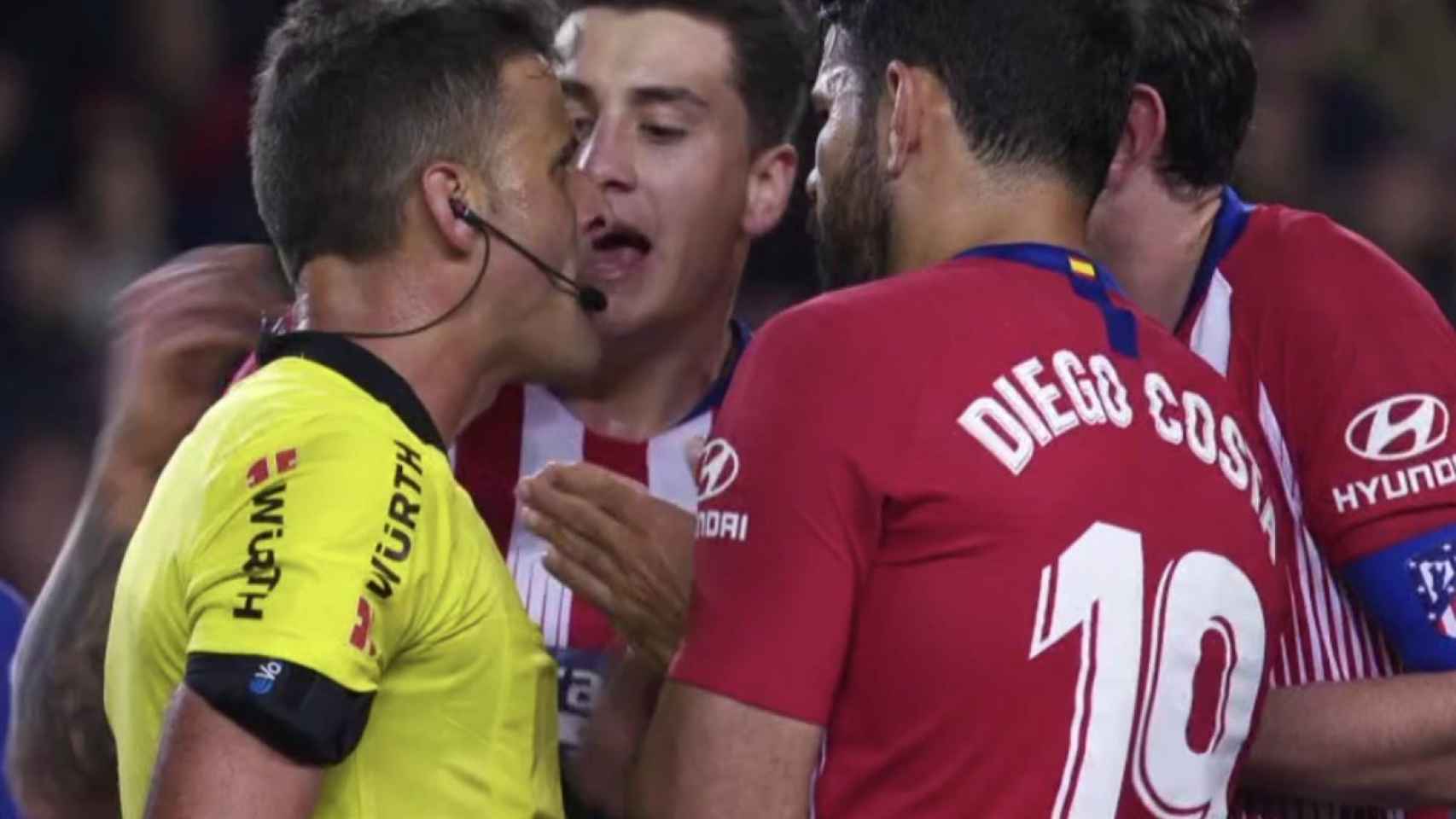 Los jugadores del Atlético 'se comen' a Gil Manzano. Foto: Twitter (@elchiringuitotv)