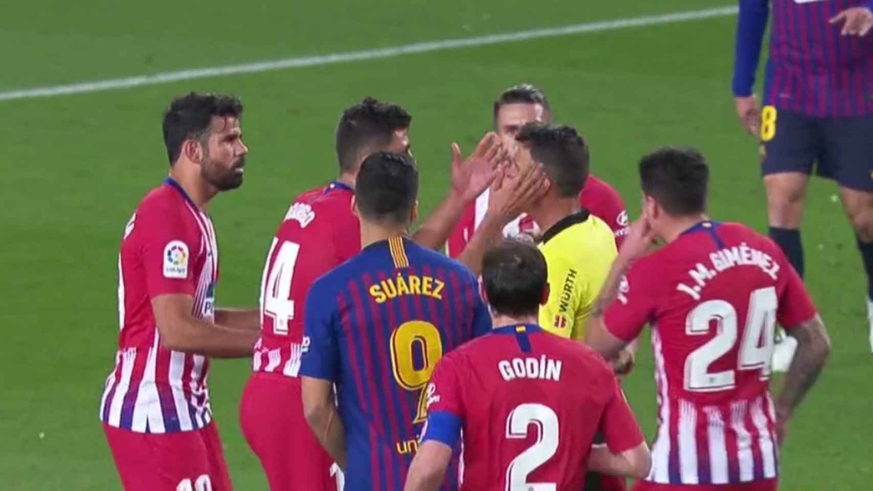 Tensión en el Barcelona - Atlético por la expulsión de Diego Costa. Foto: Twitter (@elchiringuitotv)