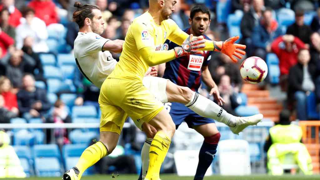 Bale disputa un balón con Marko Dmitrovic, portero del Eibar