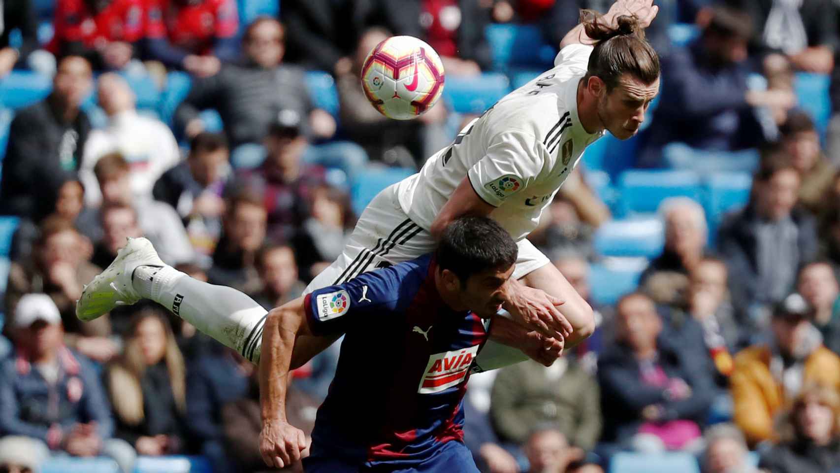 Gareth Bale salta sobre Jose Angel para intentar cabecear un balón