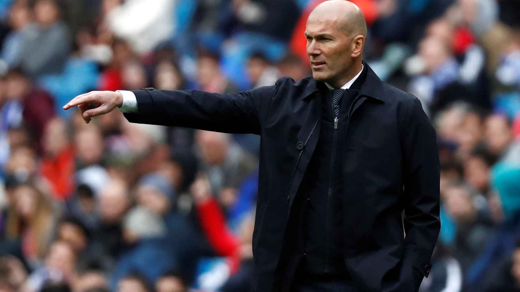 Zinedine Zidane da órdenes a los jugadores del Real Madrid desde la banda