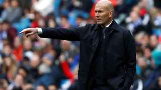 Zinedine Zidane da órdenes a los jugadores del Real Madrid desde la banda