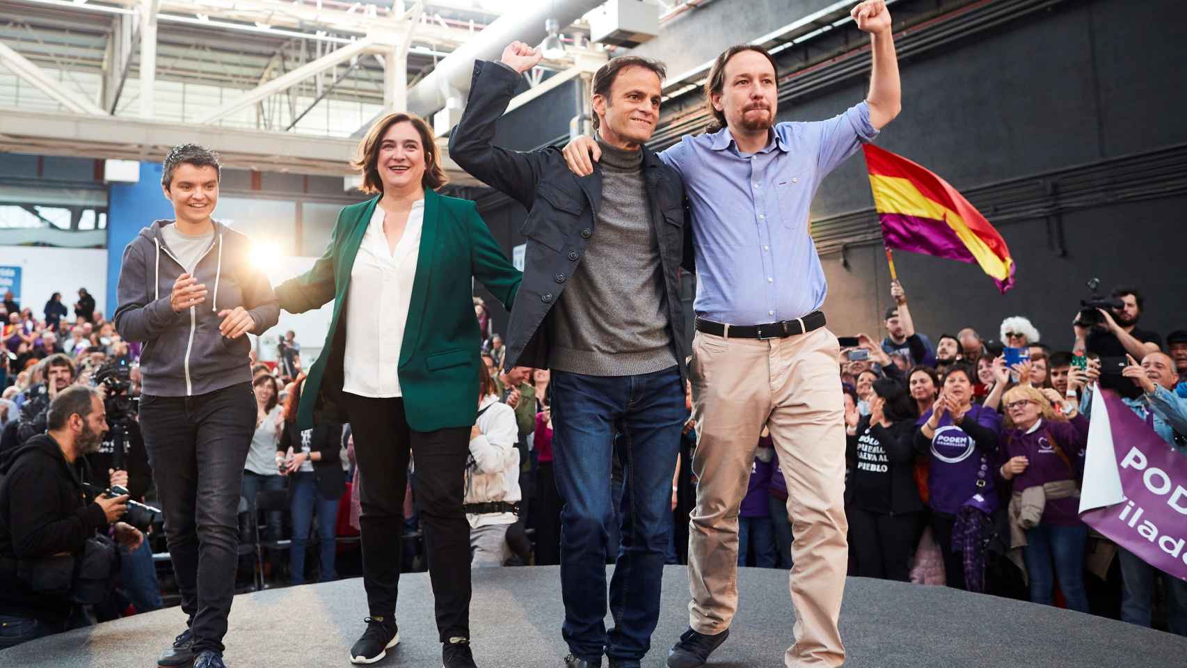 Pablo Iglesias junto a Jaume Asens, Ada Colau y Lucía Martín, al final de su acto de campaña en  l'Hospitalet de Llobregat.