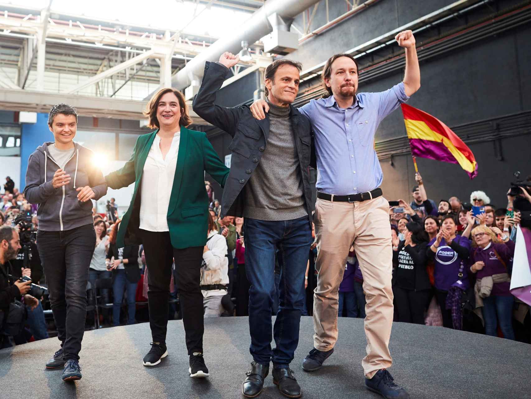 Pablo Iglesias junto a Jaume Asens, Ada Colau y Lucía Martín, al final de su acto de campaña en  Hospitalet de Llobregat.