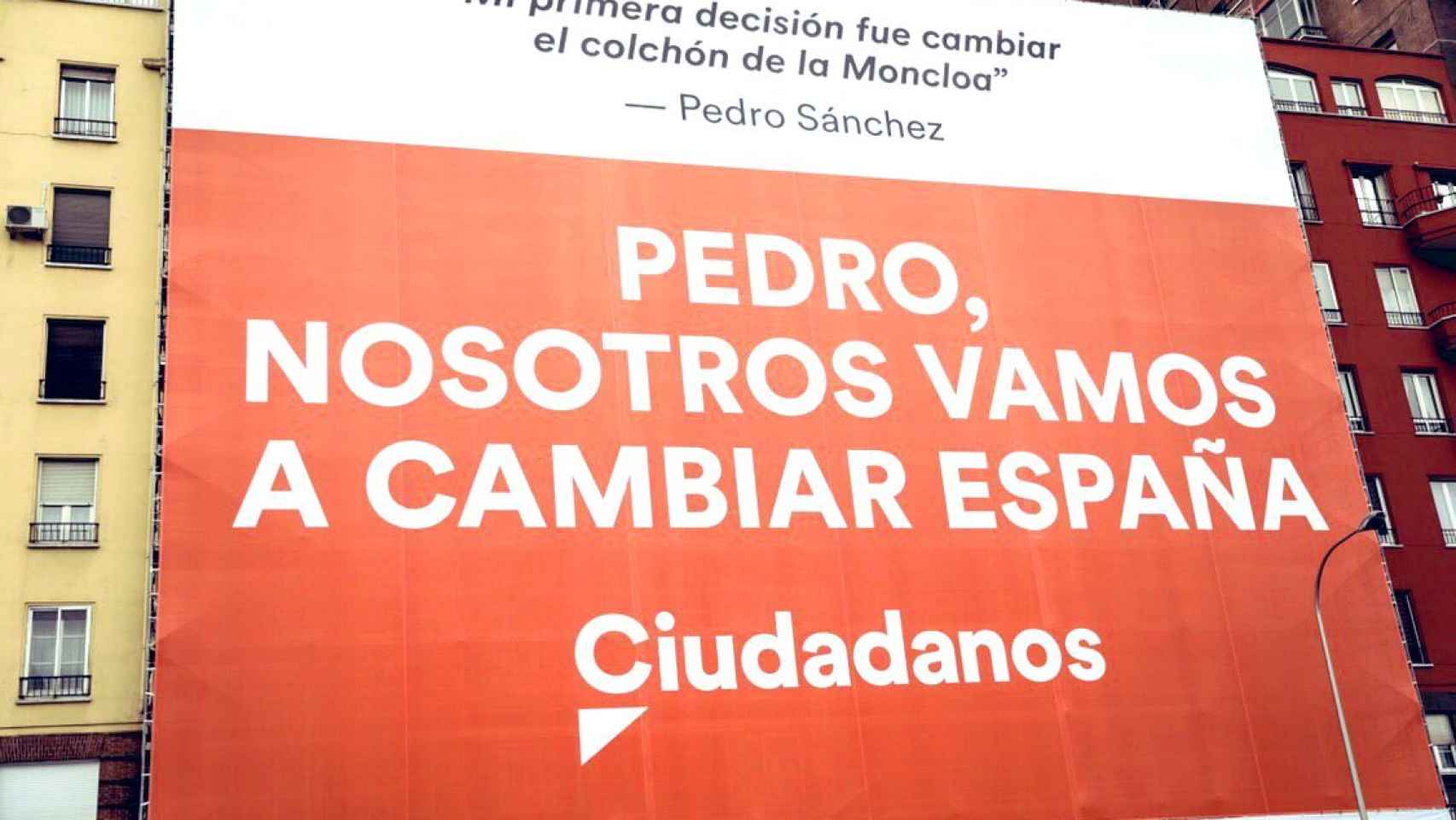 El cartel ocupa por completo la fachada de un edificio del centro de Madrid.