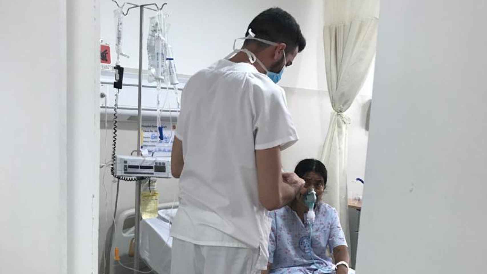Manuel Tundidor, de espaldas, durante una jornada de prácticas en el hospital de Puyo (Ecuador).