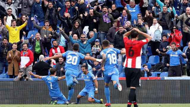 Los jugadores del Getafe celebran el gol de Ángel ante el Athletic en La Liga