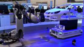 Un robot industrial colocando una pieza en un chasis de vehículo en la Hannover Messe 2019