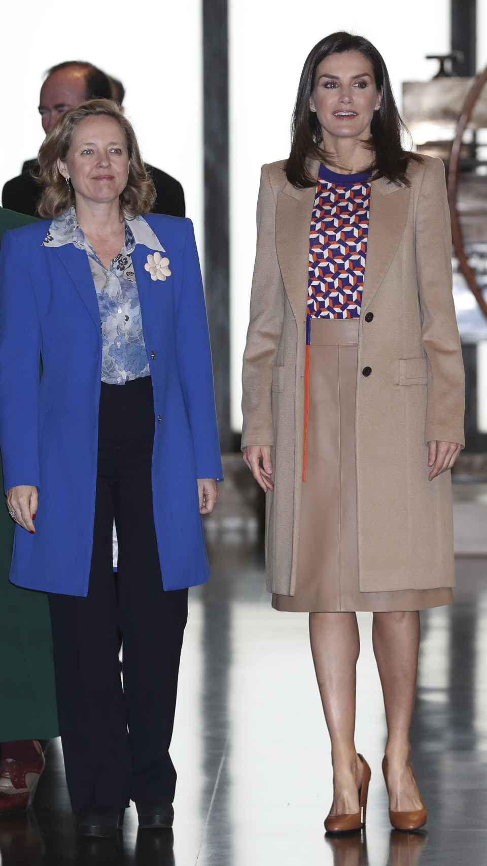 Nadia Calviño, ministra de Economía, junto a la reina Letizia, a la entrada de la Casa de la Moneda.