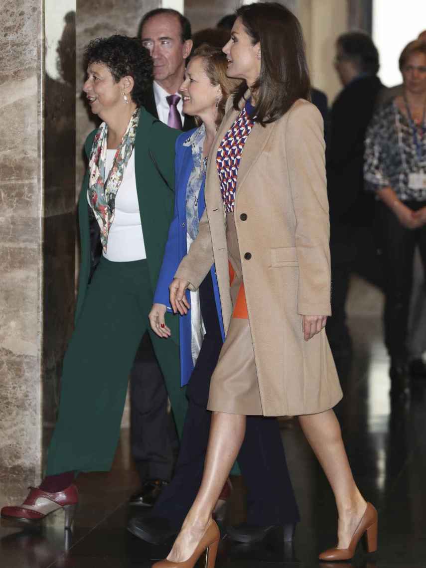 La reina lució un abrigo de Felipe Varelo y el top y falda de Hugo Boss que ya tenía en el armario.