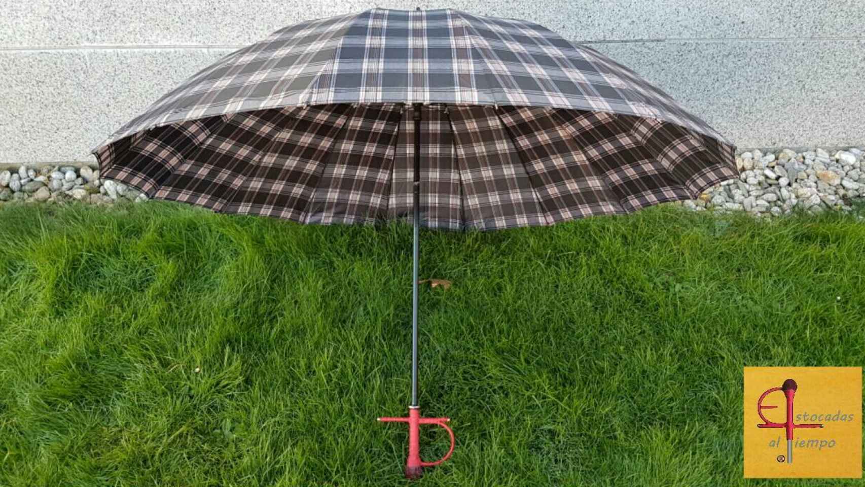 Uno de los modelos de Estocadas al tiempo, el paraguas que usa Abascal.