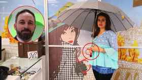 Natalia Recio, con un paraguas de 'Estocadas al tiempo', la marca que creó y que lleva Santiago Abascal.