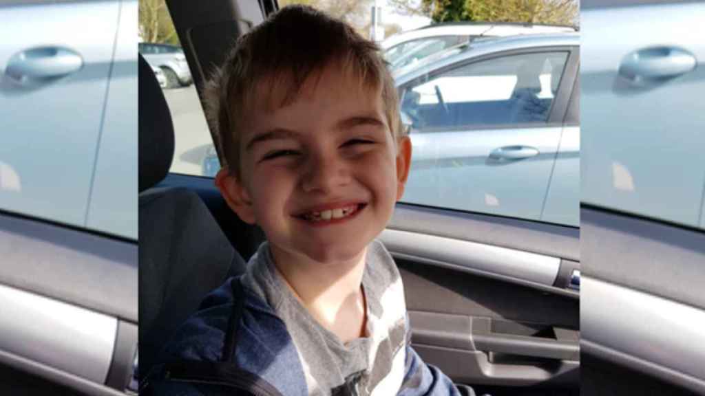 Charlie Logan, de siete años, fue obligado a llevar un chaleco reflectante en su colegio para diferenciar que era autista