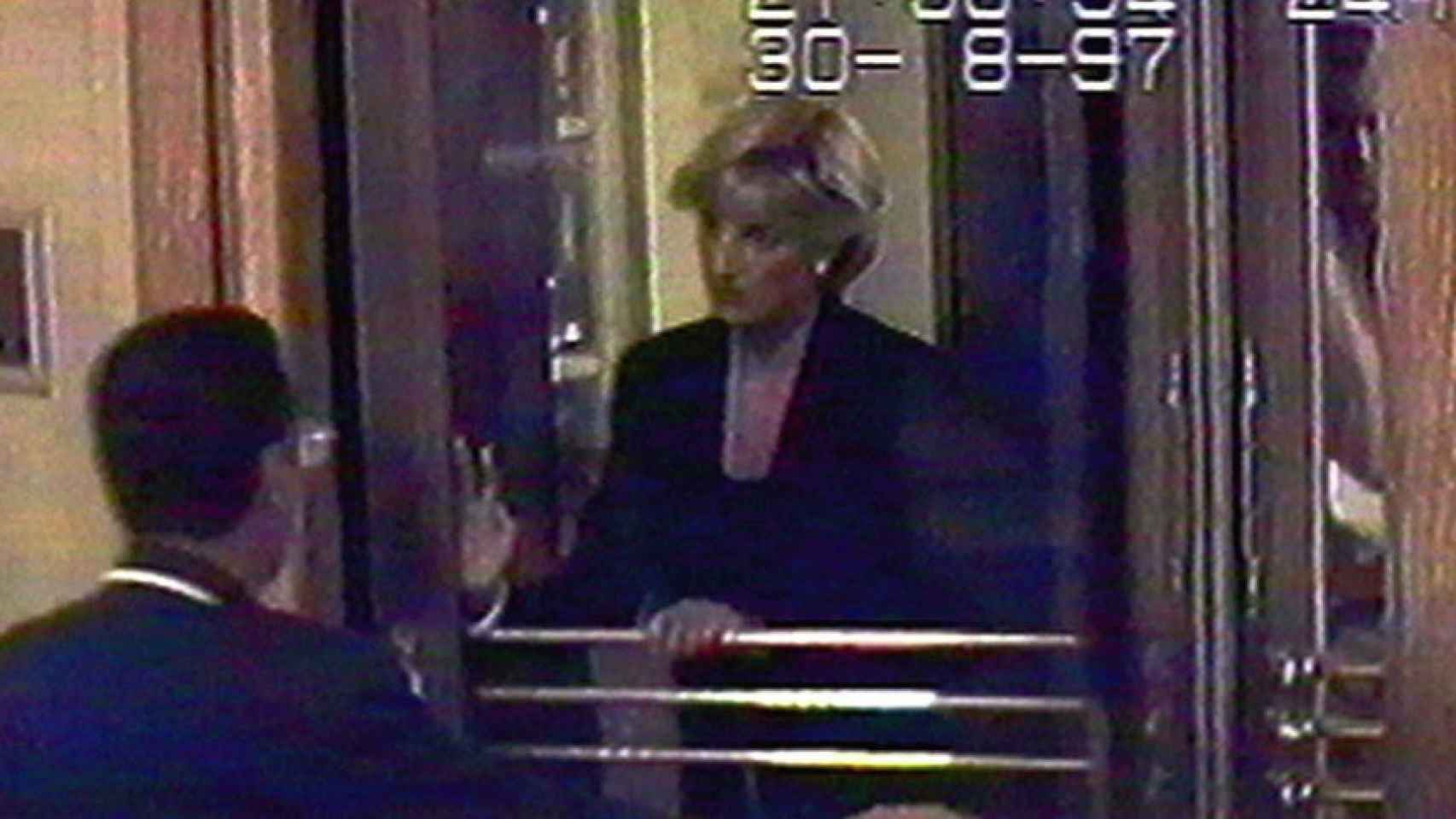 Diana de Gales, a su salida del Ritz de la Place Vendôme de París.