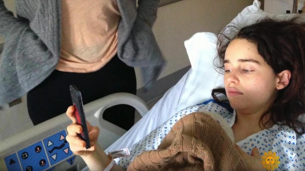 Emilia Clarke en el postoperatorio