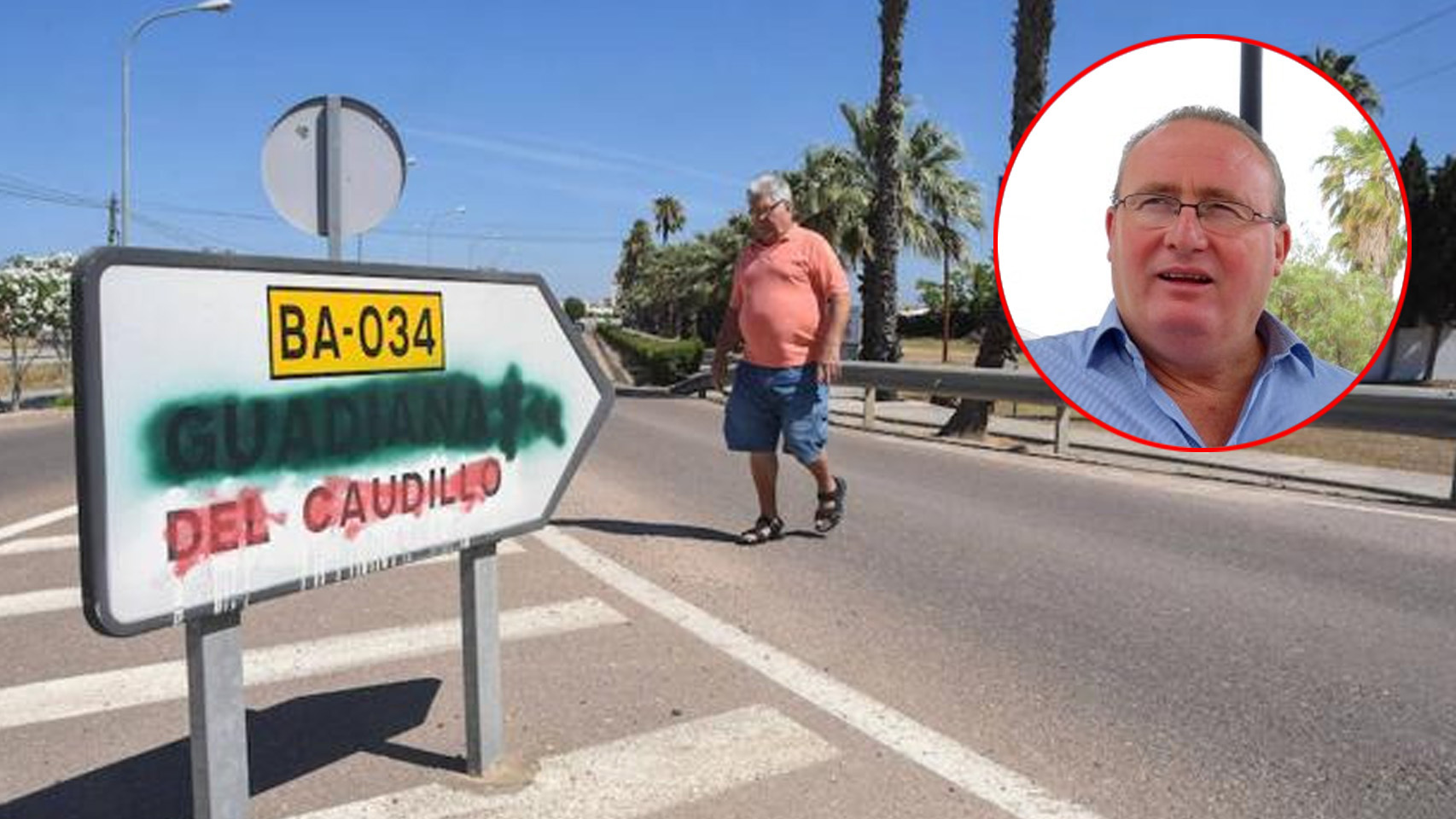 Un hombre pasa por delante de una señal que indica hacia Guadiana del Caudillo (Badajoz).