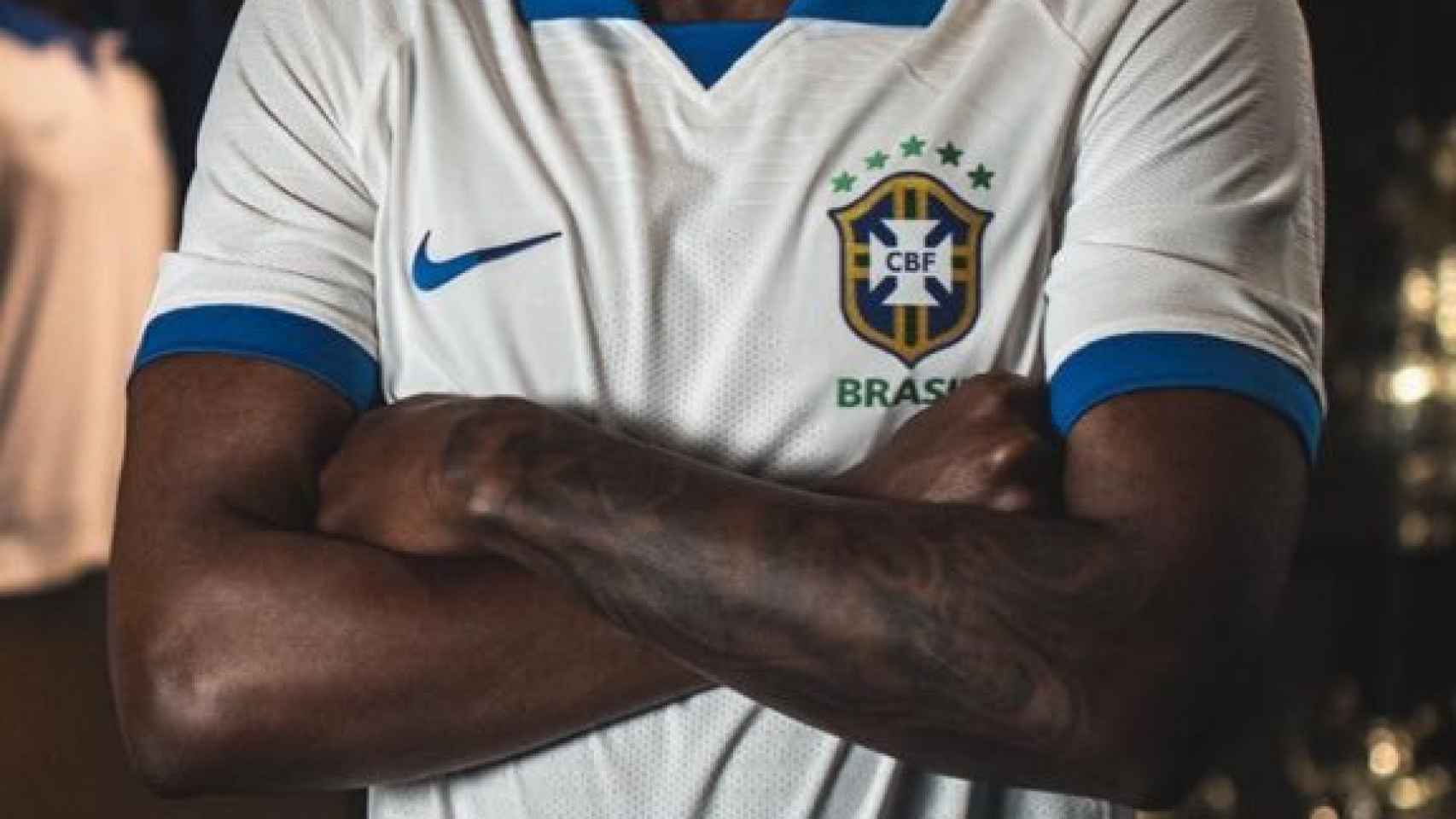 Vinicius posa con la camiseta blanca de Brasil. Foto: Twitter (@viniciusjr)