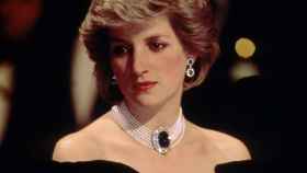 La princesa Diana de Gales con collar de perlas y zafiros.