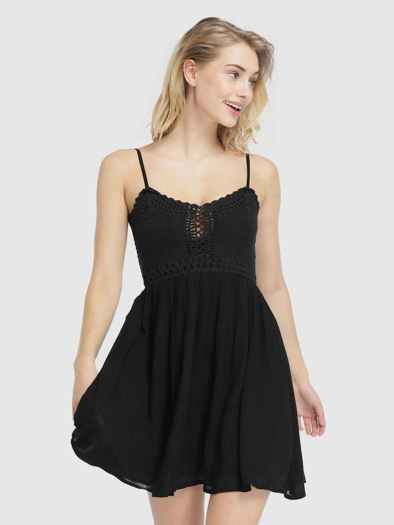 clásico mini vestido negro se reinventa: lentejuelas, encaje y