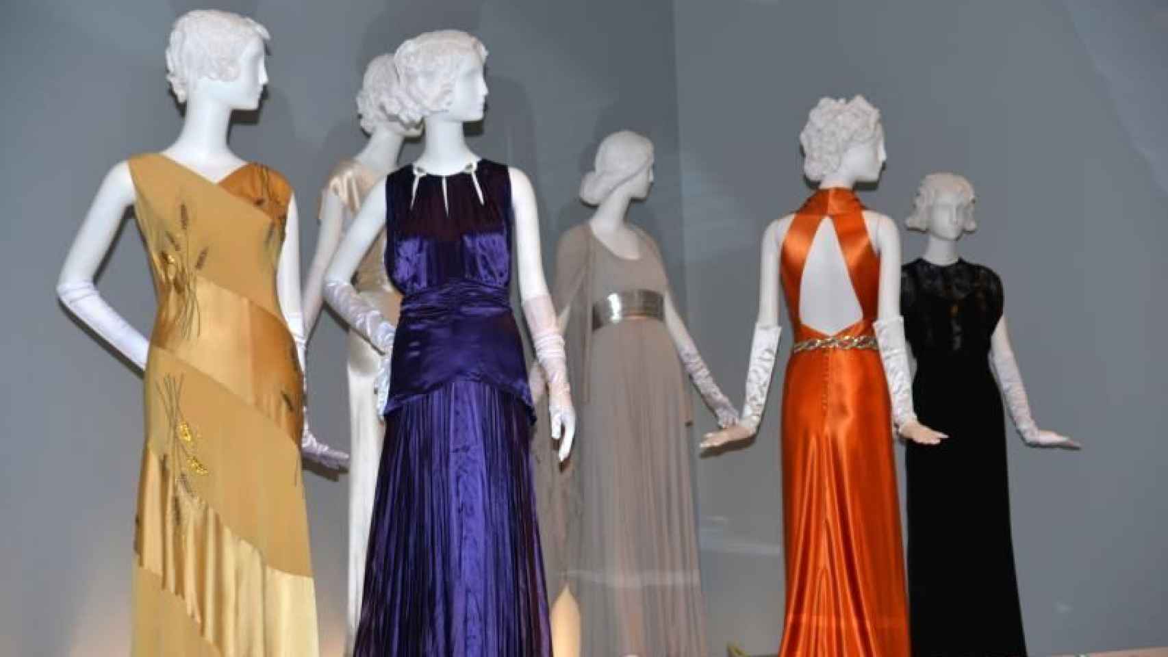 Vestidos de la moda que pasó de la pantalla de cine al uso de todos los días en las décadas de 1930 y 1940, exhibidos en la exposición Silver Screen to Mainstream en el Museo Histórico de Chicago, Illinois.