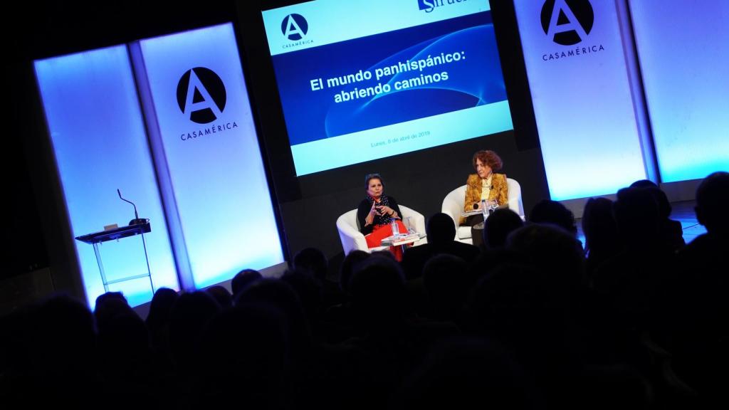 Elvira Roca y Carmen Iglesias durante su charla sobre le mundo panhispánico.