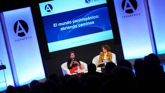 Elvira Roca y Carmen Iglesias durante su charla sobre le mundo panhispánico.