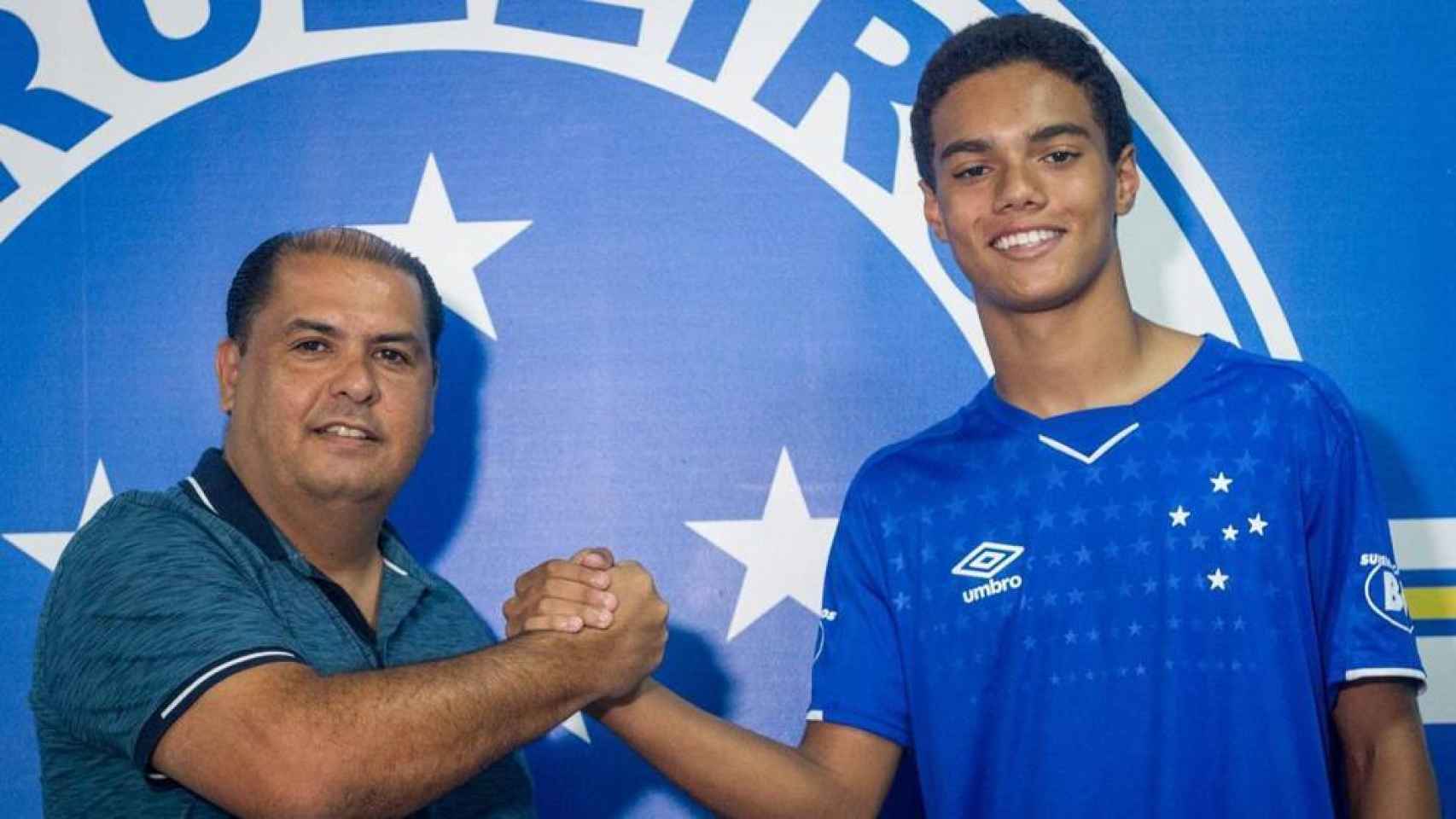 El hijo de Ronaldinho posando con la camiseta del Cruzeiro. Foto: cruzeiro.com.br