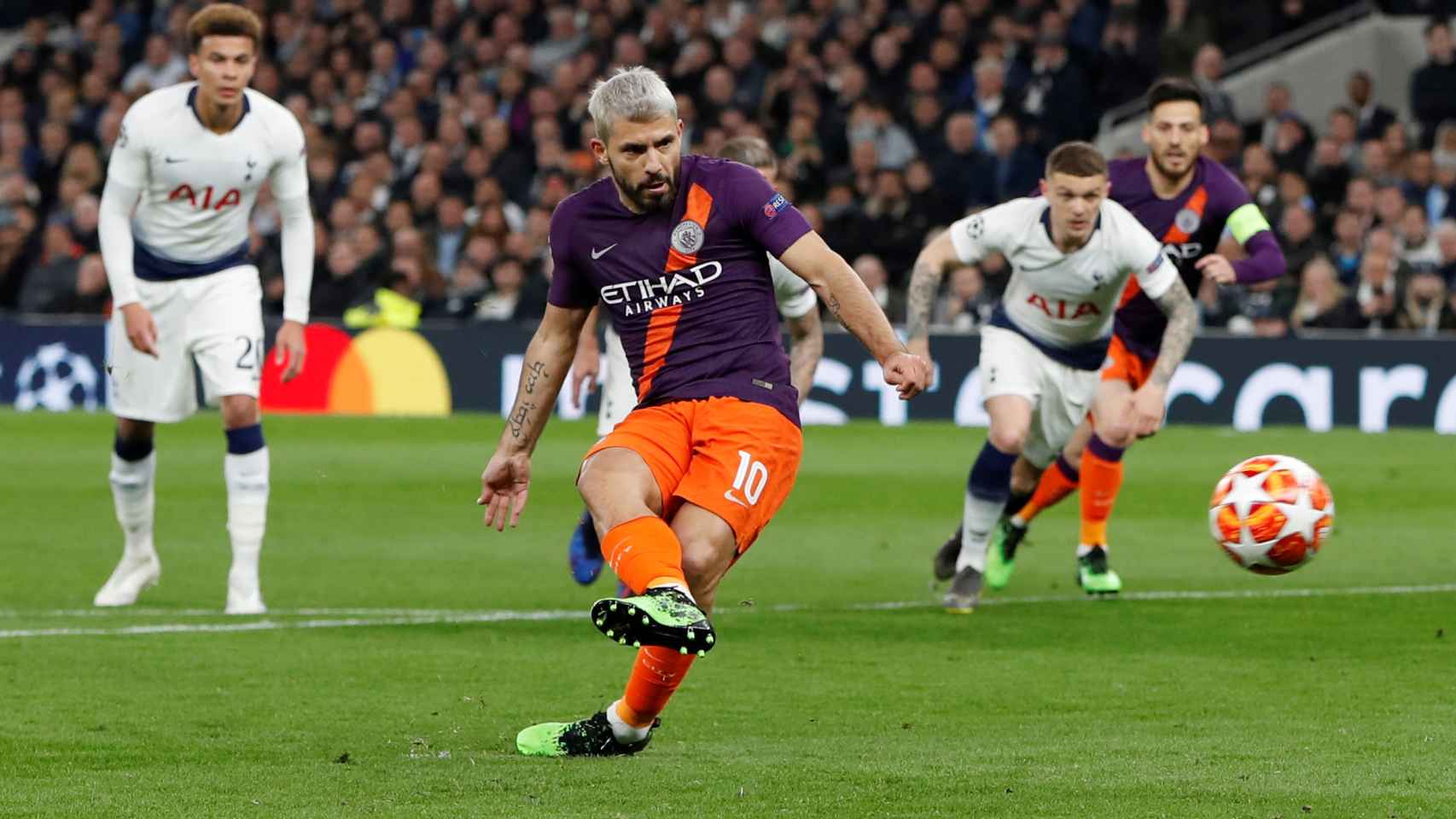 Sergio 'Kun' Agüero, lanzando un penalti en el Tottenham - Manchester City de la Champions